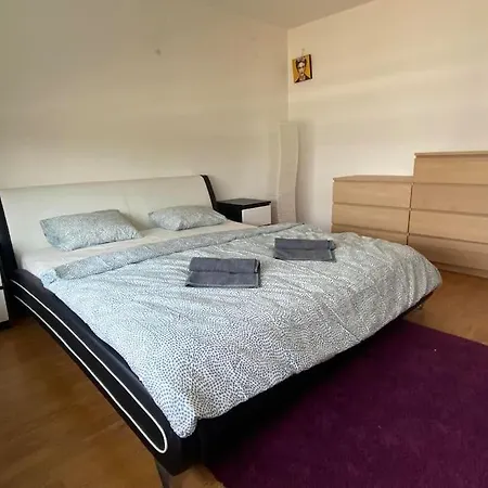 Sunset View, Near The Airport & Private Parking * Dvorníky