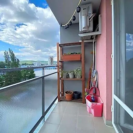 Sunset View, Near The Airport & Private Parking Apartmán